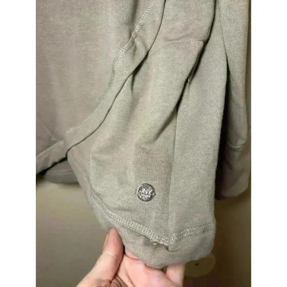 Jones New York sports sweater size medium with pockets and zippers - Picture 5 of 8